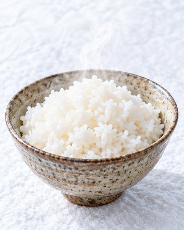 茶碗に盛った炊きたてのご飯
